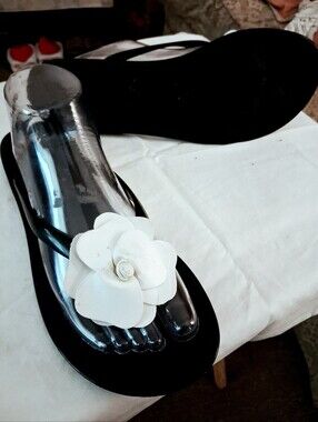 SAX 5TH AVE BLACK GLOSSY THONGS WITH WHITE GARDENIA VAMPED JELLY SANDALS